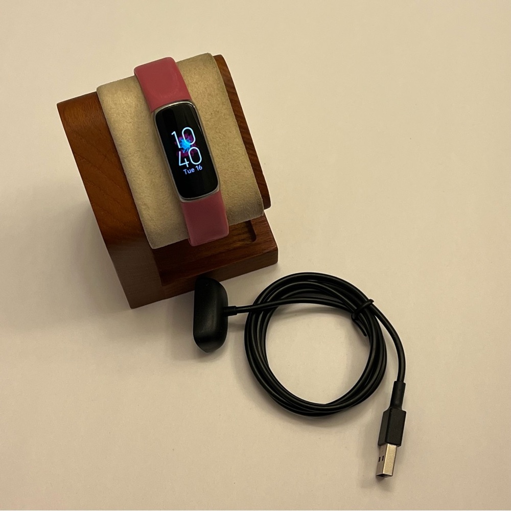Fitbit Luxe (Rare color, MSRP 168$)‎